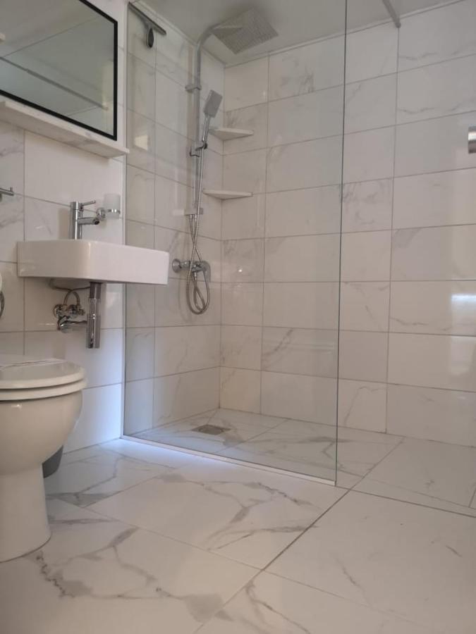 Front-row - Skyline Retreat - Pool Access Apartment Larnaca