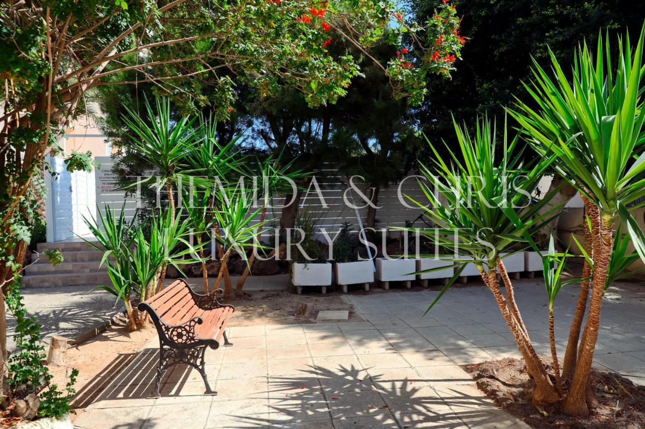 Front-row - Skyline Retreat - Pool Access Apartment