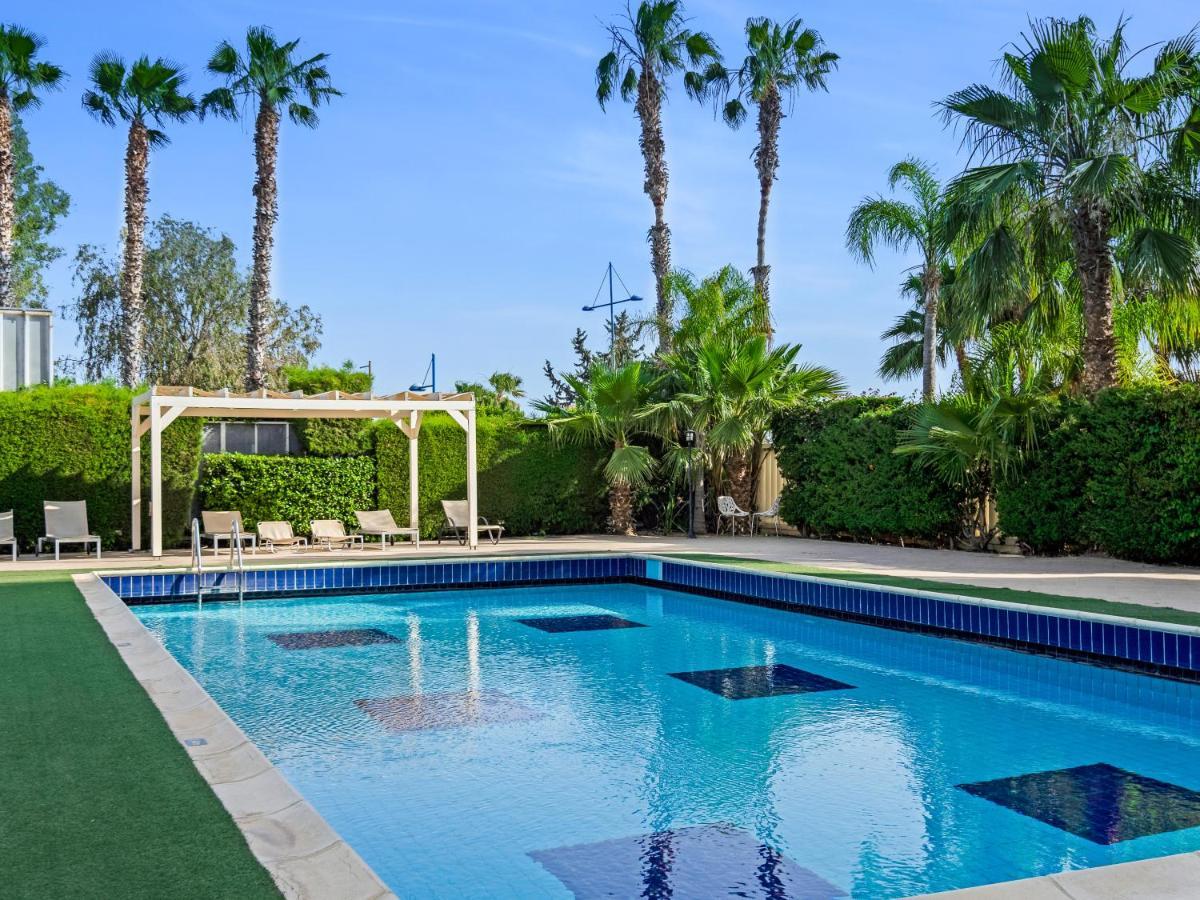 Apartment Marathon With Shared Pool
