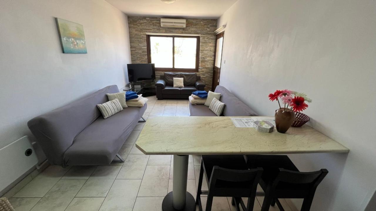Elena Court Apartment *