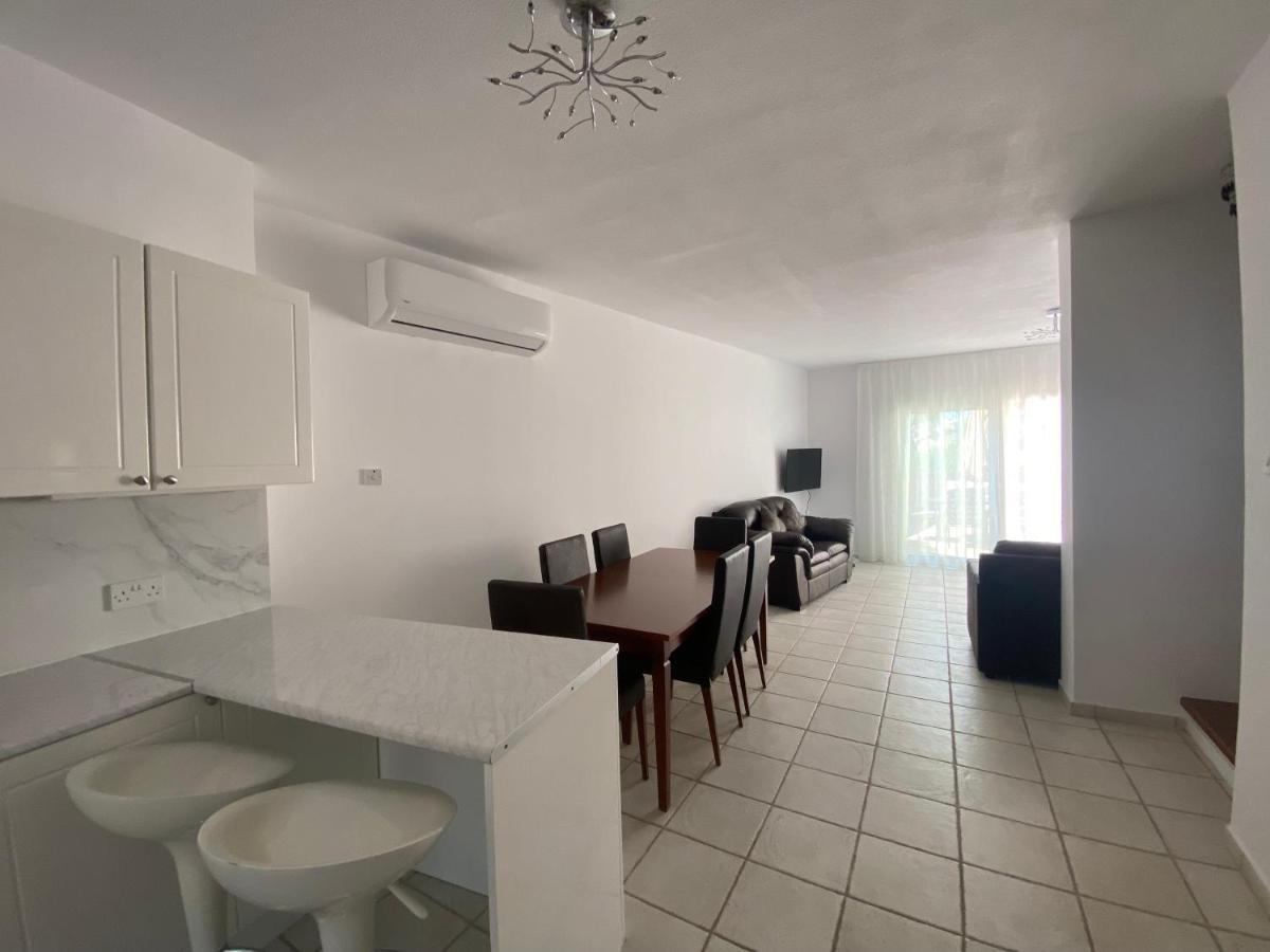 Corner Townhouse In Regina Gardens, Appartement *