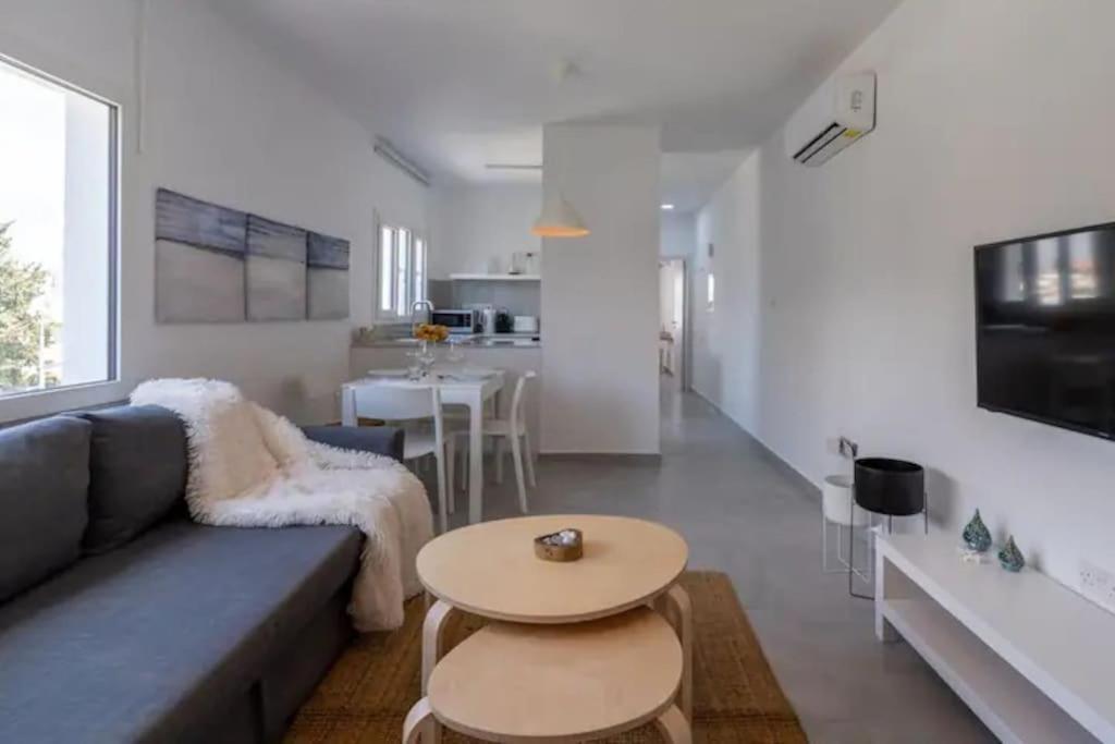Apartment Harbour 1 Bedroom Steps From And Nightlife *