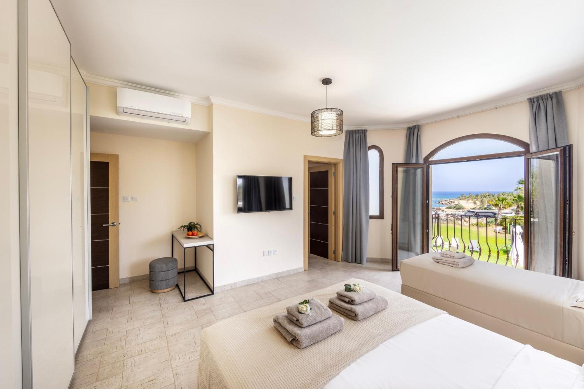 Villa Sunnyvillas: 4br Seafront Villa*private Pool*bw44