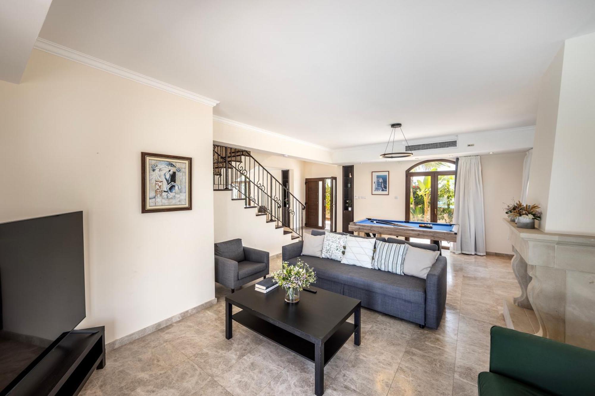 Villa Sunnyvillas: 4br Seafront Villa*private Pool*bw44