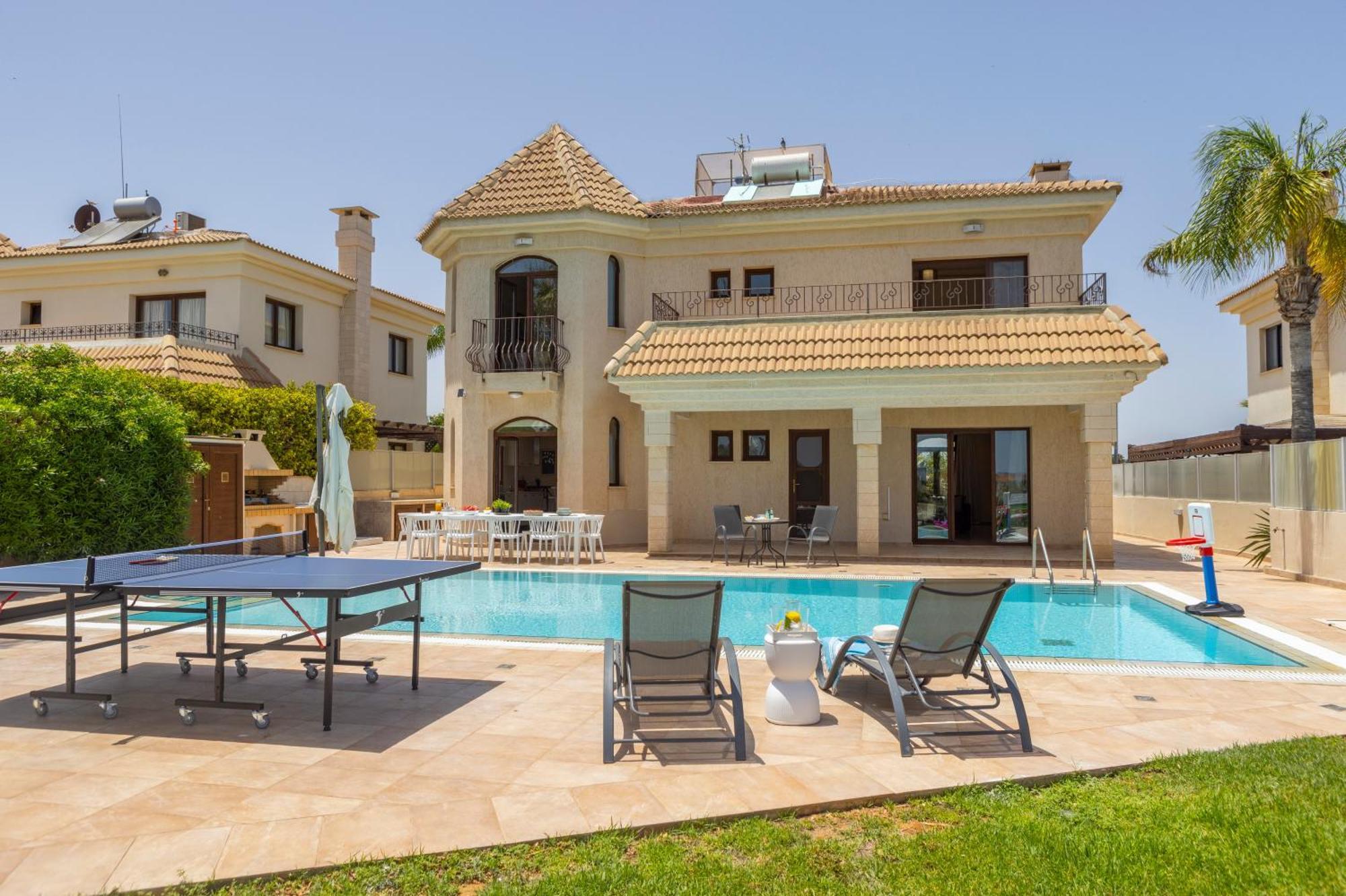 Sunnyvillas: 4br Seafront Villa*private Pool*bw44 Protaras