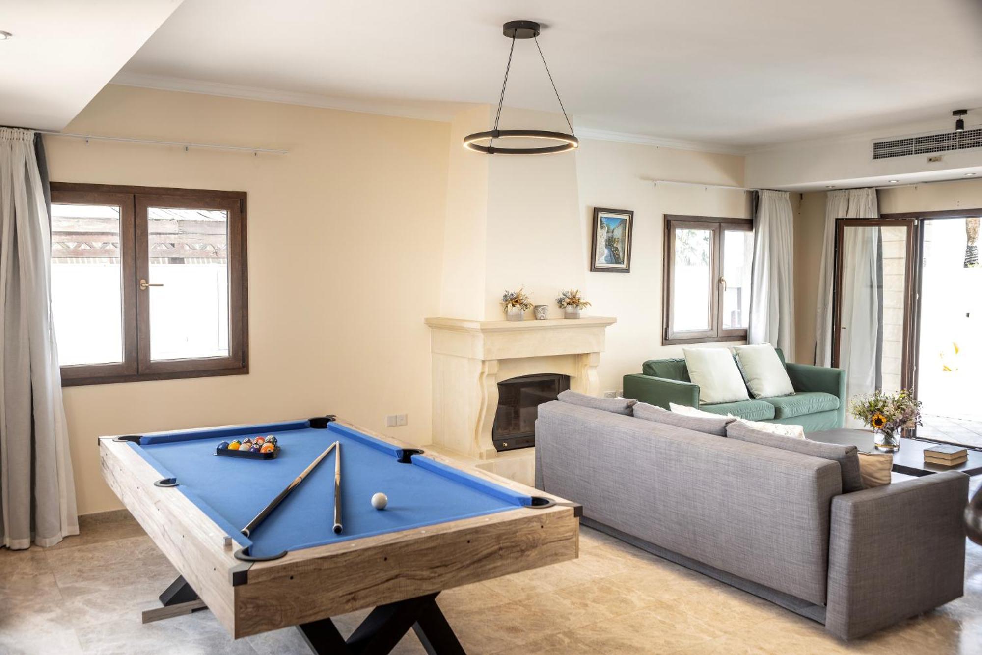Villa Sunnyvillas: 4br Seafront Villa*private Pool*bw44 *