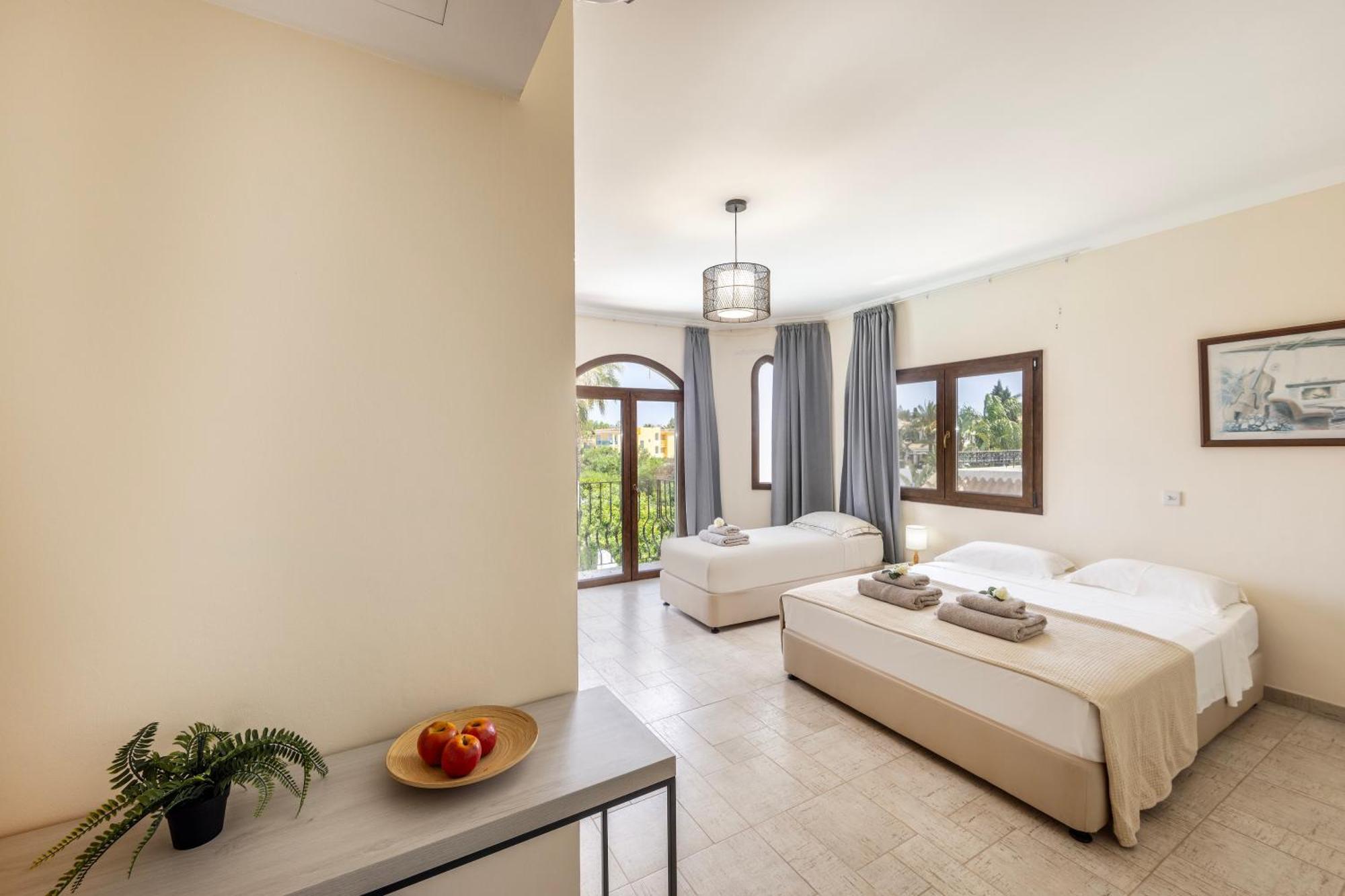 Villa Sunnyvillas: 4br Seafront Villa*private Pool*bw44