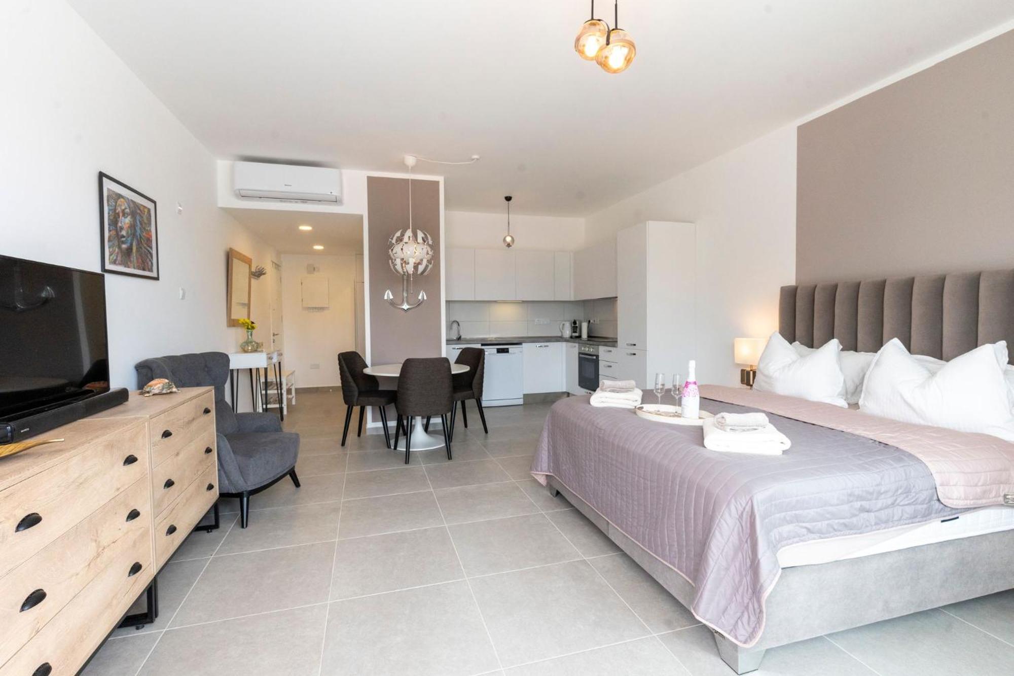 Bright And Lovely Furnished Apartment *