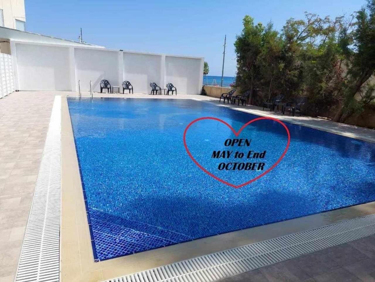 Front-row - Skyline Retreat - Pool Access Apartment
