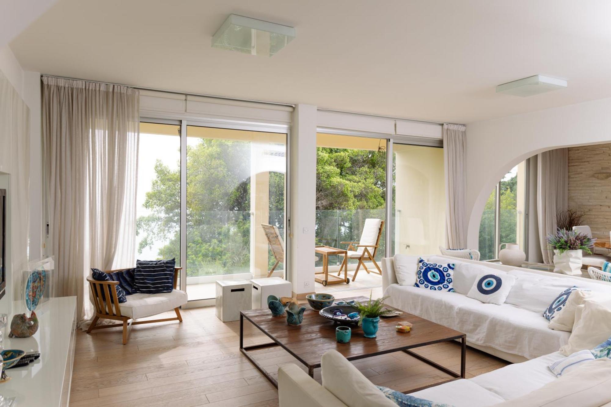 Apartment 3br Beachfront Gem In *