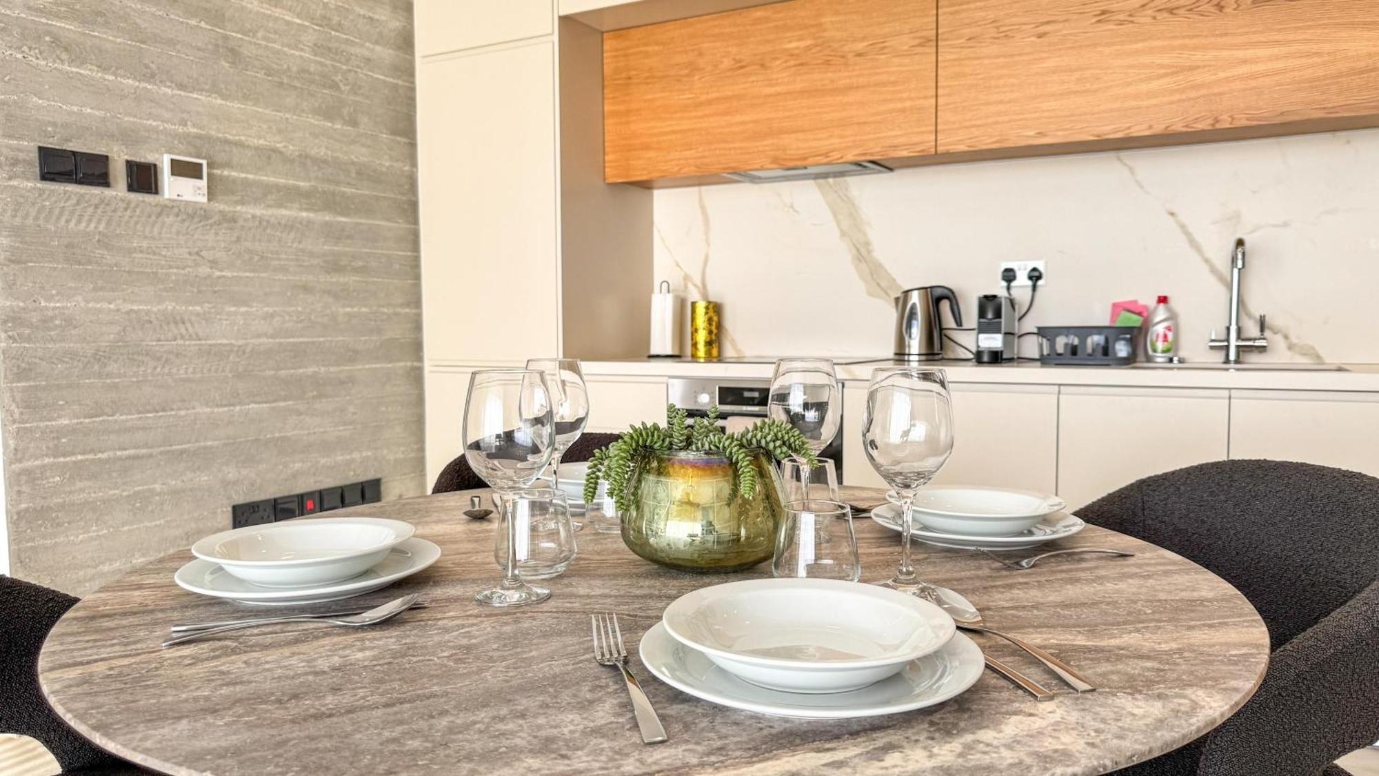 Malberry Park 302 - Modern 2 Bedroom With Pool, Gym, Jaccuzi Apartment *