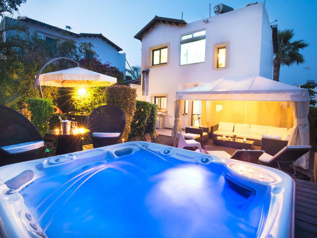 Amelie - Konnos Beach Villa