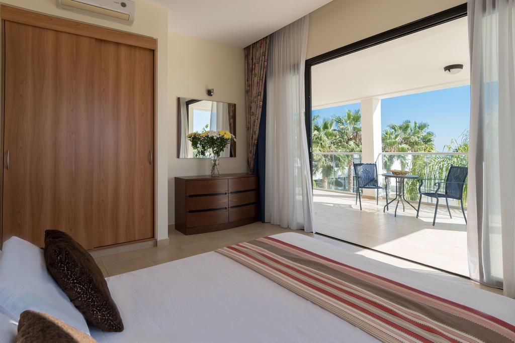 Royal Blue Hotel & Spa