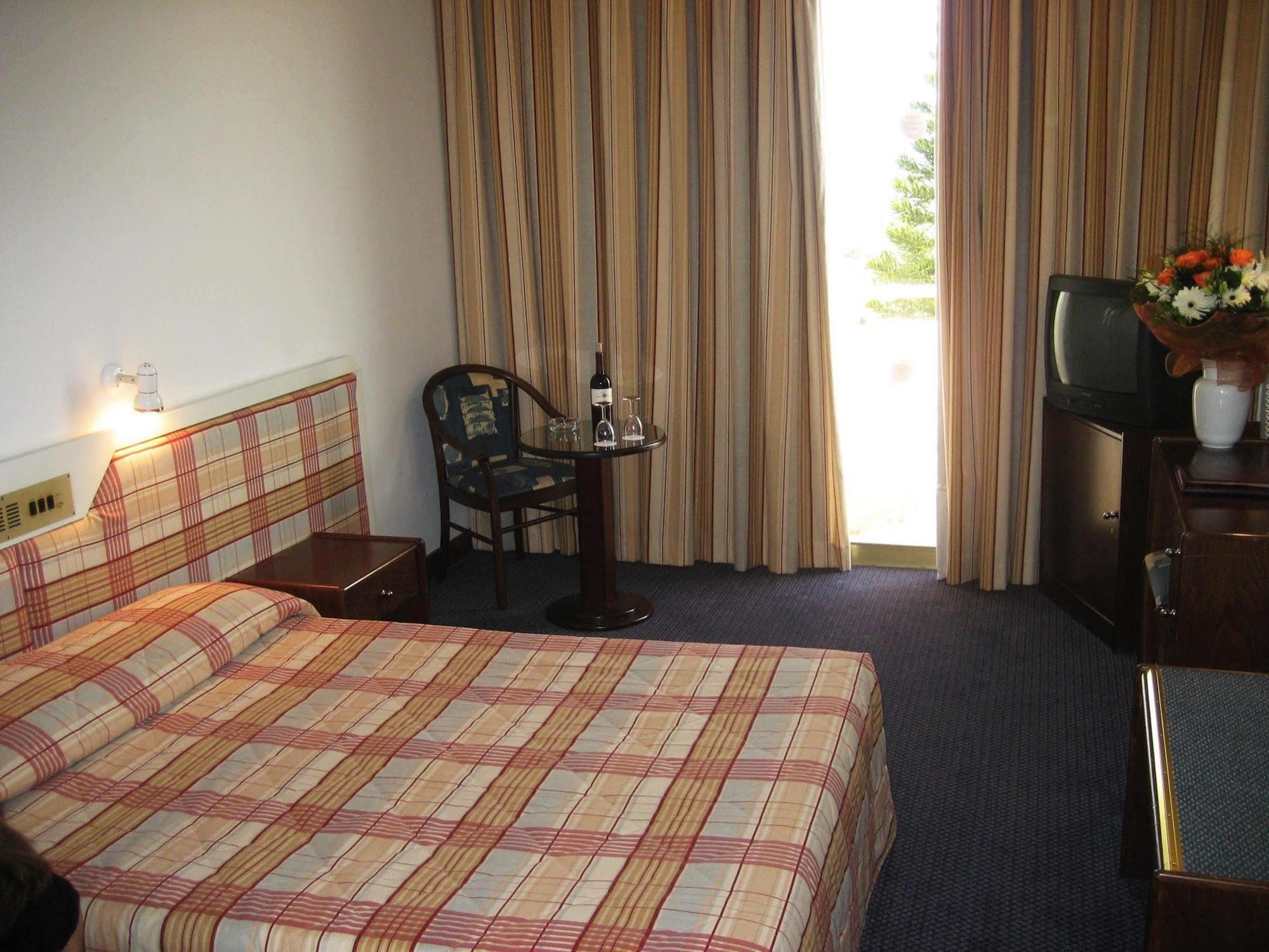 Crown Henipa Hotel