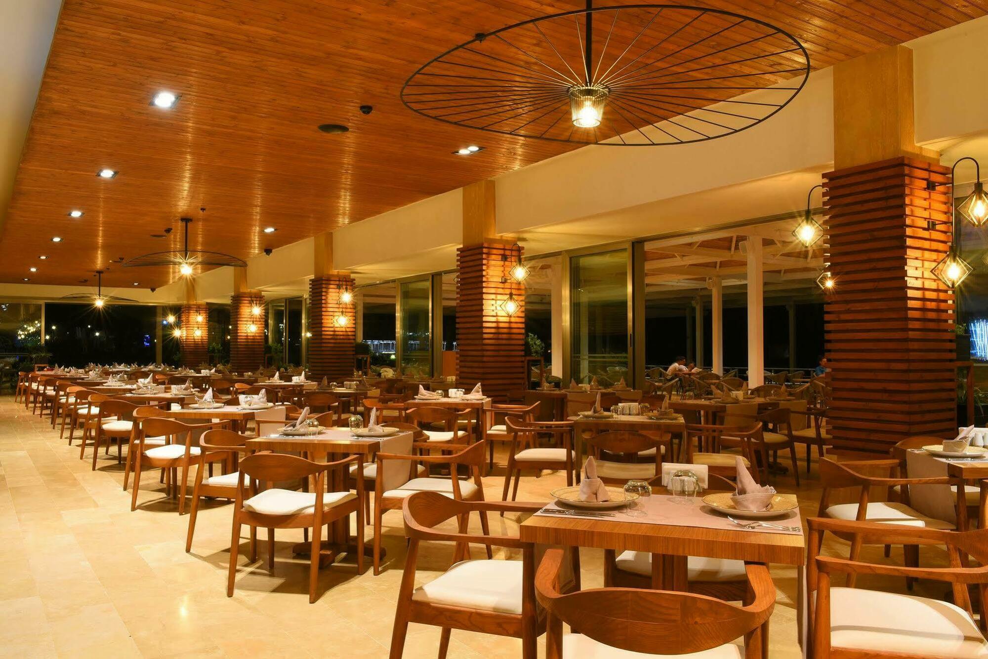 Cratos Premium Hotel, Casino, Port & Hotel