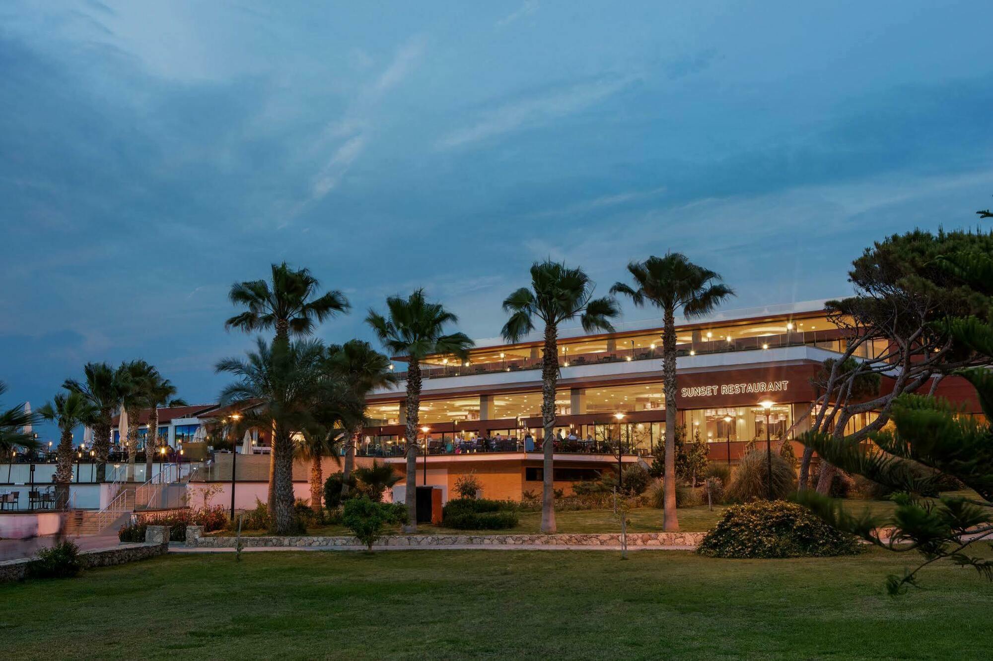 Cratos Premium Hotel, Casino, Port & Kazaphani