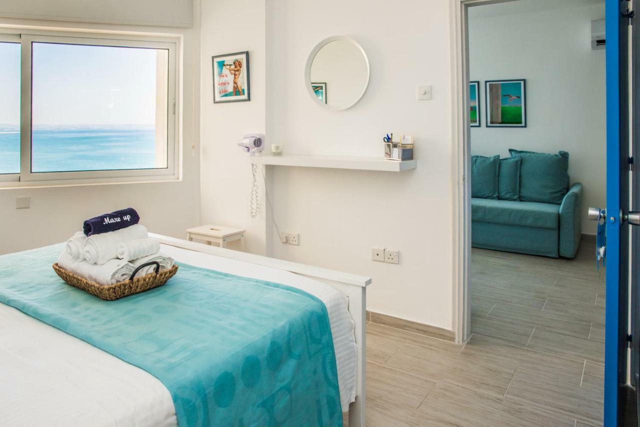 Front-row - Skyline Retreat - Pool Access Apartment *