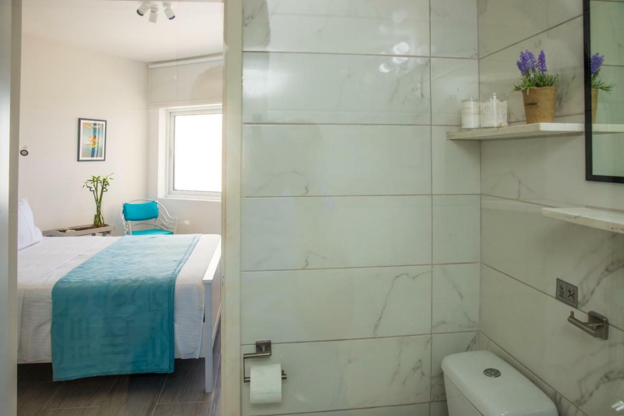 Front-row - Skyline Retreat - Pool Access Apartment
