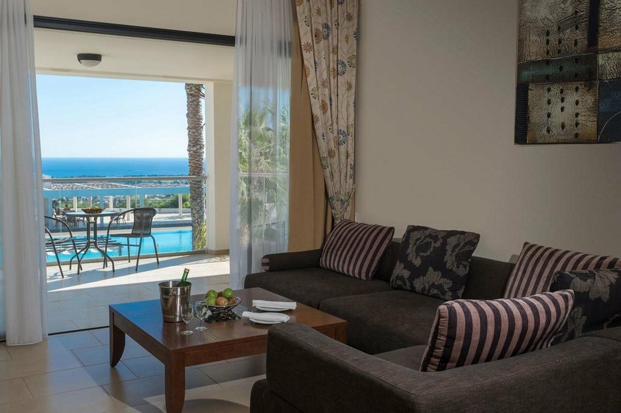 Royal Blue Hotel & Spa