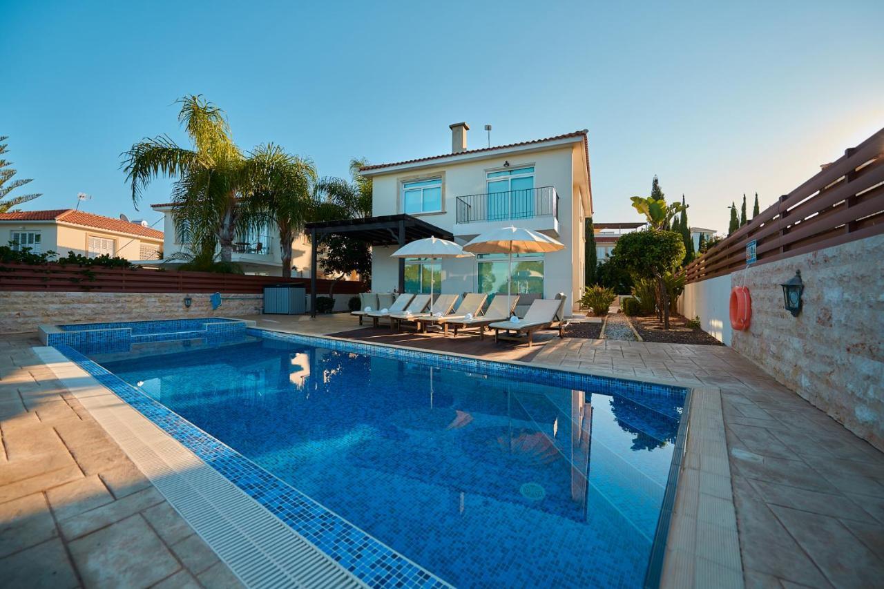 Front Bella Vista By Ezoria Villa *