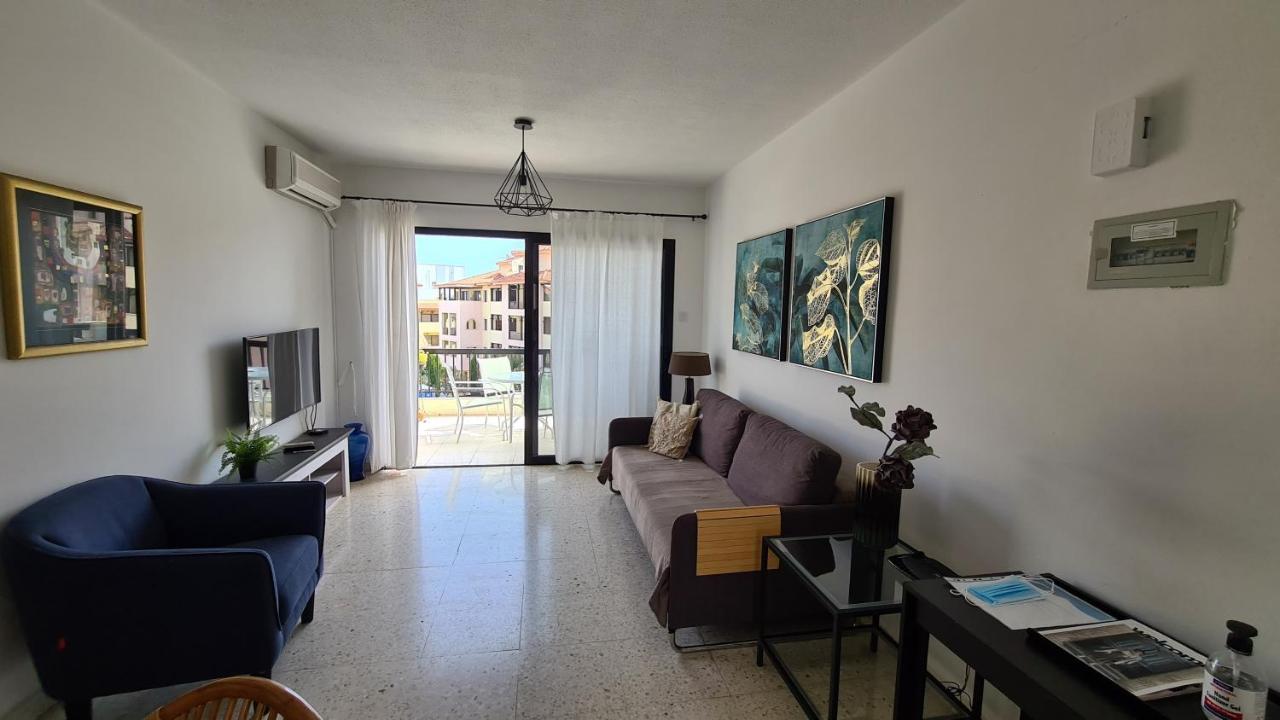 Kings Avenue - Natalia's Apartment