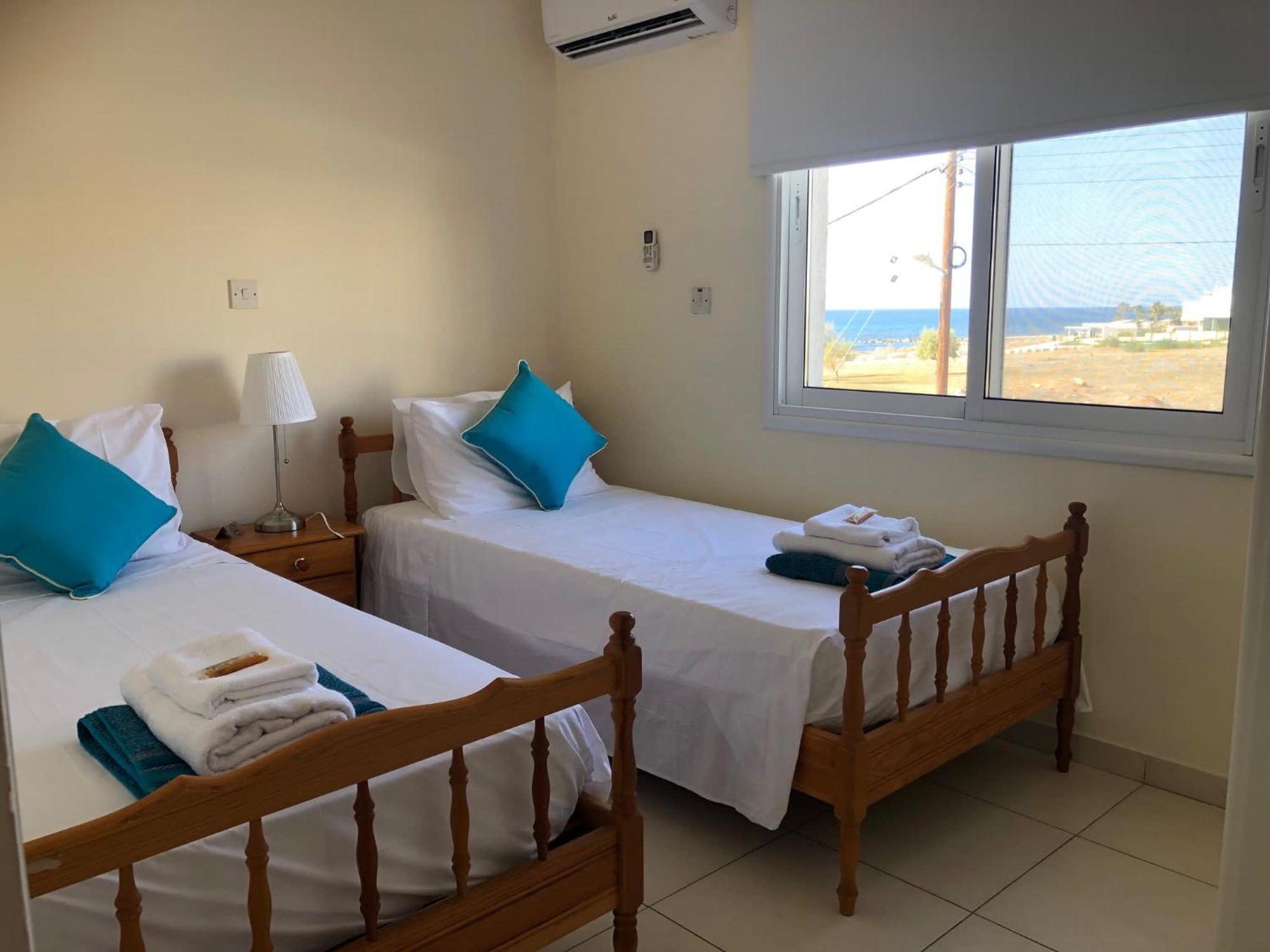 Beachfront - Spacious 3 Bed With Amazing Sea Views Apartment *