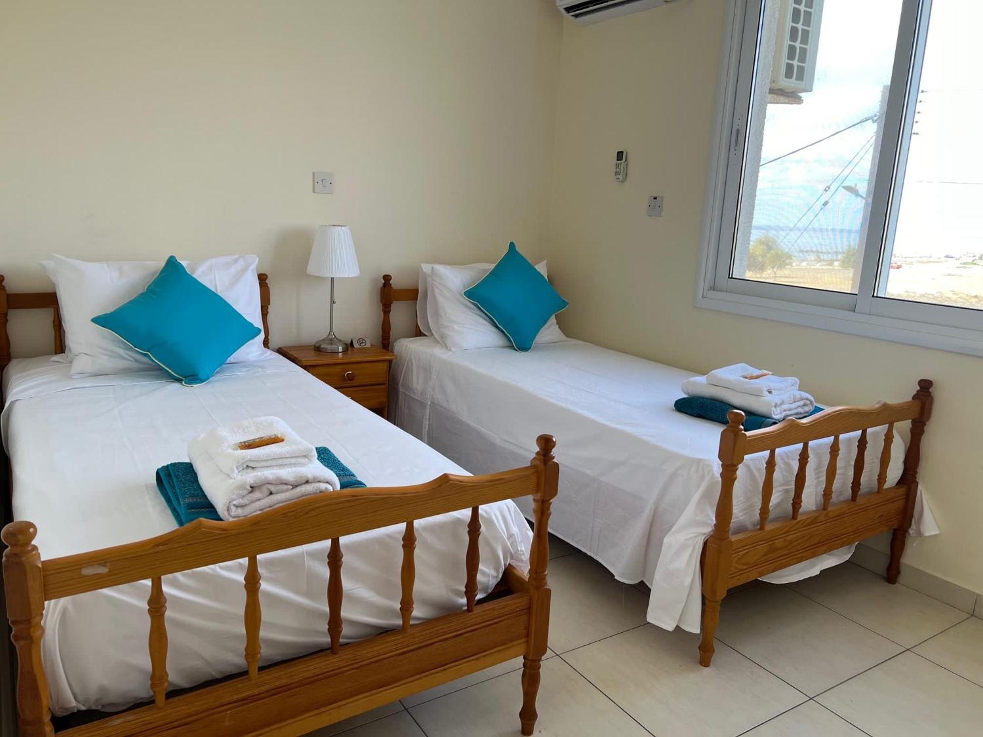 Apartment Beachfront - Spacious 3 Bed With Amazing Sea Views *
